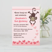 Cute singe coeurs invitation à la fête d'anniversa (Debout devant)