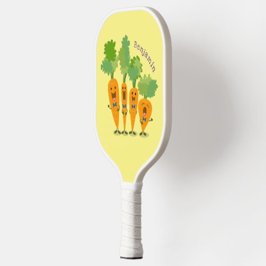 Cute singing carrot cartoon illustratie pickleball paddle (Links)