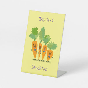 Cute singing carrot cartoon illustratie reclamebord met voetstuk