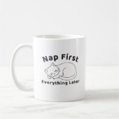 Cute Sleepy Cat “Nap First” Line Art Design Koffiemok (Links)