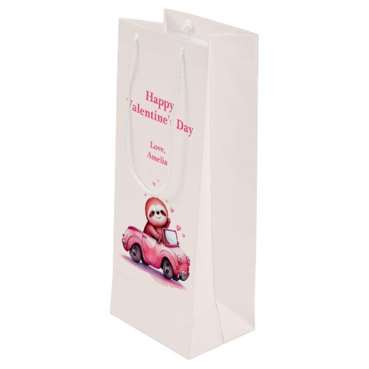 Cute Sloth Driving a Pink Convertible Valentine's Wijn Cadeautas (Achterkant Gekanteld)