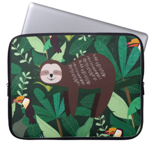 Cute sloth in een groen tropisch illustratiepatroo laptop sleeve