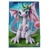Cute Smiling Baby Dragon met Flowers Medium Cadeauzakje (Achterkant)