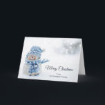Cute Snowman au photographe de Christmas<br><div class="desc">Carte de Noël avec une photo mignonne avec un petit bonhomme de neige. Debout dehors en hiver avec de la neige qui tombe tout autour. Ce mignon petit gars est habillé en vêtements de plein air tricotés bleus. Un peu de bokeh blanc/gris s'enflamme dans l'arrière - plan.</div>