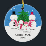 Cute Snowman Famille 4 Ornement de Noël<br><div class="desc">Notre famille de 4 décorations de noël dispose d'un mignon couple de bonhomme de neige sur un arrière - plan bleu enneigé! Personnalisez avec vos informations et votre date et vous êtes tous prêts à partir! Magnifique cadeau de conservation daté pour vos premiers noël et un grand ajout à votre...</div>