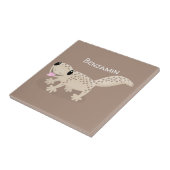 Cute spotted tan gecko cartoon illustration tegeltje (Zijkant)