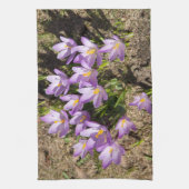 Cute spring crocuses theedoek (Verticaal)
