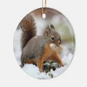 Cute Squirrel in sneeuw met pinda Keramisch Ornament (Links)