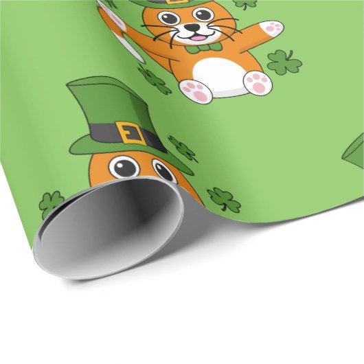 Cute St Patrick's Day Cat with Shamrocks Cartoon Cadeaupapier (Rol Hoek)