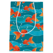 Cute Swimming Goldfish & Water Pattern Medium Cadeauzakje (Achterkant)