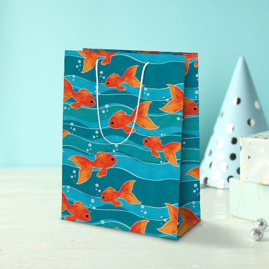 Cute Swimming Goldfish & Water Pattern Medium Cadeauzakje