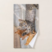 Cute Tabby Chat Kitten Jouer avec une feuille - (Serviette à main)
