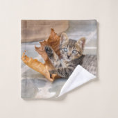 Cute Tabby Chat Kitten Jouer avec une feuille - (Gant de toilette)