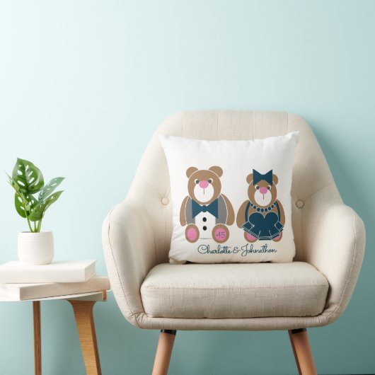 Cute teddy draagt een 45e sapphire bruiloft kussen (Stoel)