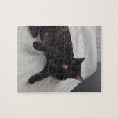 Cute Tortoise Shell Chat sur lit, Puzzles (Horizontal)