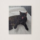 Cute Tortoise Shell Chat sur lit, Puzzles (Vertical)