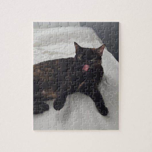 Cute Tortoise Shell Chat sur lit, Puzzles (Vertical)