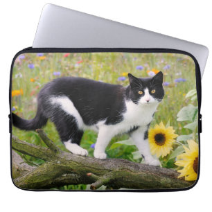 Cute tuxedo cat op een boomtak met zonnebloemen / laptop sleeve