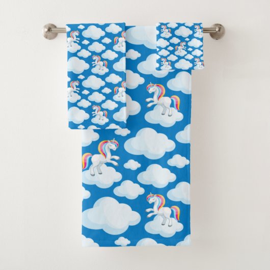 Cute Unicorn Clouds Whimsical Blue Patroon Bad Handdoek (Insitu)