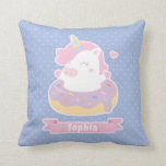 Cute Unicorn en Doughnut Girls Coussin de la décor<br><div class="desc">Décorez la chambre des filles avec ce mignon oreiller à lancer! Il est doté d'une licorne blanche et poissonneuse au milieu d'un beignet délicieux avec beaucoup de gelée violette et des garnitures d'arcs-en-ciel. Illustration fantaisiste et kawaii pour les filles qui aiment les licornes et les desserts sucrés !</div>