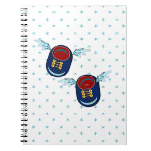 Cute vliegende gevleugelde schoentjes in blauw en notitieboek