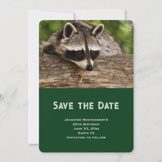 Cute wasbeer rustend op een boomstam save the date (Voorkant)