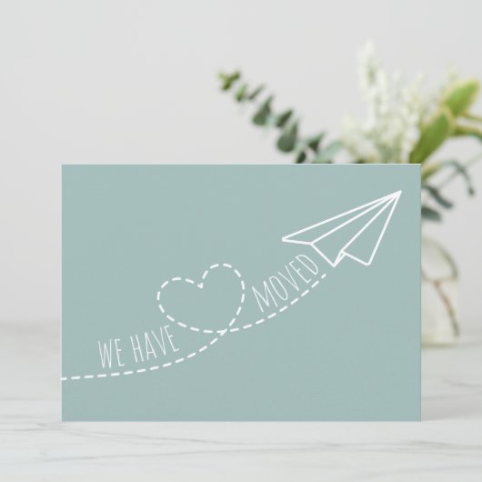 Cute We Have Moved Modern Hart Papieren Vliegtuig  Aankondiging (Staand voorkant)