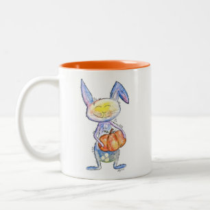 Cute Whimsical Bunny Holding a Pumpkin Tweekleurige Koffiemok