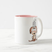 Cute Whimsical Dog met Cat op zijn hoofd Tweekleurige Koffiemok (Voorkant rechts)