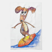 Cute Whimsical Dog op Surfboard Theedoek (Verticaal)