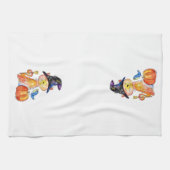 Cute Whimsical Witch Cat met pompoen Theedoek (Horizontaal)