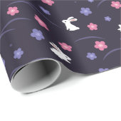 Cute White Bunny Rabbits and Flowers Pattern Cadeaupapier (Rol Hoek)