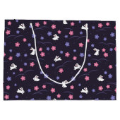 Cute White Bunny Rabbits and Flowers Pattern Groot Cadeauzakje (Achterkant)