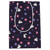 Cute White Bunny Rabbits and Flowers Pattern Medium Cadeauzakje (Voorkant)