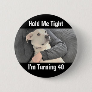 Cute White Dog is bang om 40 Funny Birthday Bu te Ronde Button 5,7 Cm