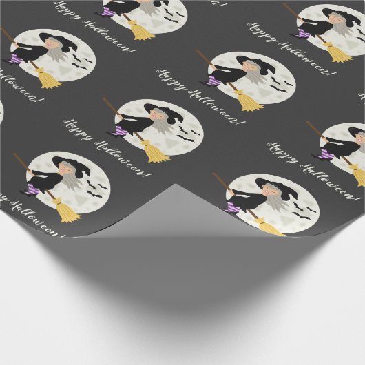Cute Witch Girl Flying & Happy Halloween Text Cadeaupapier (Hoek)