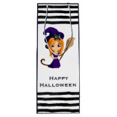 Cute Witch in Paars Pet Halloween Wijn Cadeautas (Achterkant)