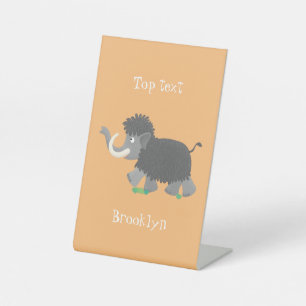 Cute wollige mammoet cartoonillustratie reclamebord met voetstuk