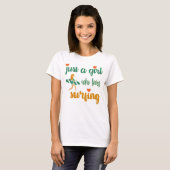 Cute zomers citaat Gewoon een meisje dat van surfe T-shirt (Voorkant volledig)