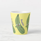 Cute zucchini happy cartoon illustratie latte mok (Voorkant)
