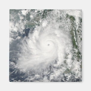 Cyclone Giri beweegt zich aan land over Birma Magneet