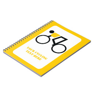 Cyclusrijder die zijn fiets gebruikt notitieboek