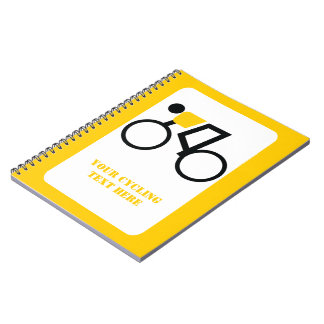 Cyclusrijder die zijn fiets gebruikt notitieboek