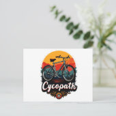 Cycopath: Energetische fiets en zonsondergang Grap Feestdagenkaart (Staand voorkant)