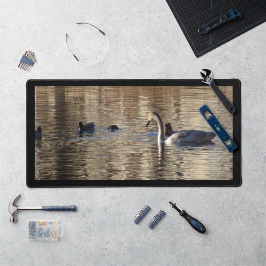 Cygne blanc dans Mallard Canards Mat (Poste de travail)