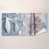 Cygne blanc muet sur un lac. Aquarelle (Serviette de bain)