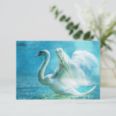 Cygne magique RSVP pendant une douche d'été (Debout devant)