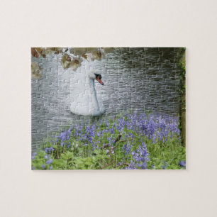 Cygne sur le puzzle denteux de l'eau