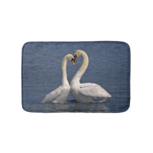 Cygnes dans le tapis de bain d'amour
