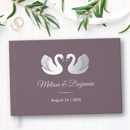 Cygnes en feuille d'argent sur mariage violet fonc
